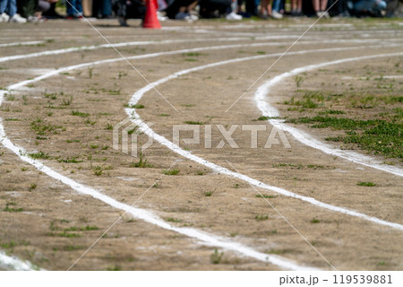 小学校の運動会、徒競走のコース 119539881