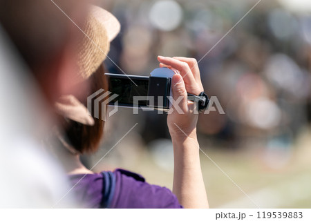 ハンディカムを撮る女性 119539883