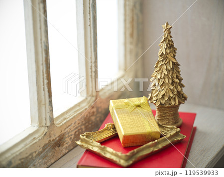 レトロな窓辺に置かれたクリスマスツリーとプレゼント レトロな窓辺に置かれたクリスマスツリーとプレゼント 119539933