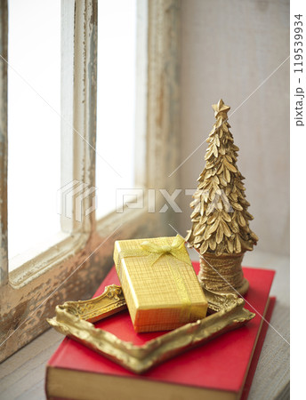 レトロな窓辺に置かれたクリスマスツリーとプレゼント レトロな窓辺に置かれたクリスマスツリーとプレゼント 119539934