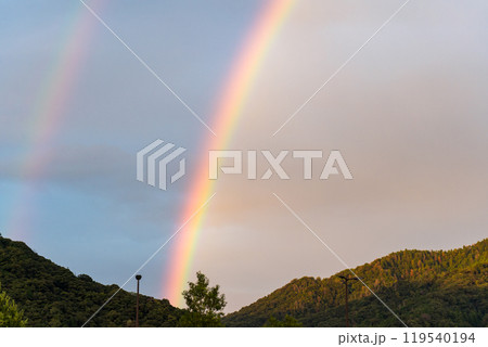 秋の夕暮れの雨上がりの空に輝く二重の虹|美しいダブルレインボー 秋の夕暮れの雨上がりの空に輝く二重の虹|美しいダブルレインボー 119540194