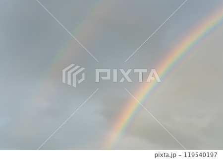 秋の夕暮れの雨上がりの空に輝く二重の虹|美しいダブルレインボー 秋の夕暮れの雨上がりの空に輝く二重の虹|美しいダブルレインボー 119540197