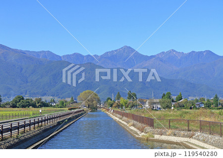 秋の安曇野　拾ヶ堰と北アルプス 119540280
