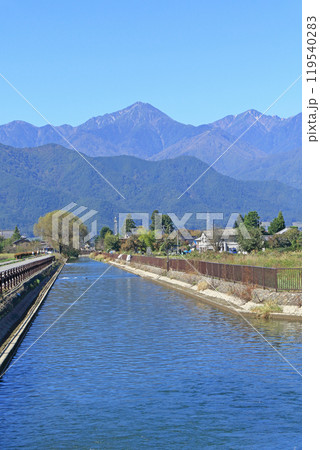 秋の安曇野　拾ヶ堰と北アルプス 119540283