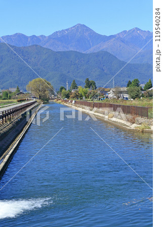 秋の安曇野　拾ヶ堰と北アルプス 119540284