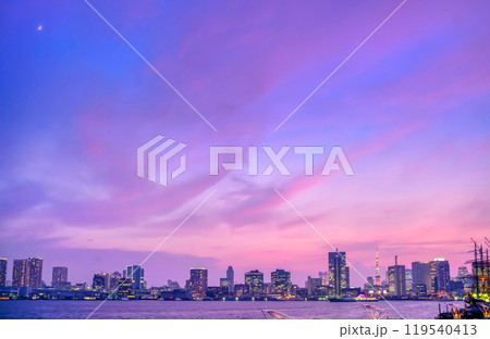 東京トワイライト・西の空に広がる夕焼け 119540413