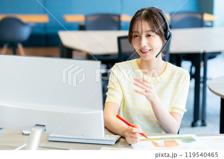 インカムで話すオペレーターの若い女性 119540465
