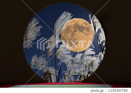 丸窓から見る仲秋の名月とすすき 丸窓から見る仲秋の名月とすすき 119540790