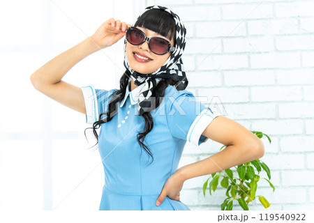 サングラスをかけた昭和レトロファッションの女性 119540922