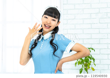 昭和レトロファッションの女性 119540930