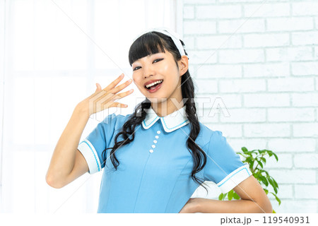 昭和レトロファッションの女性 119540931