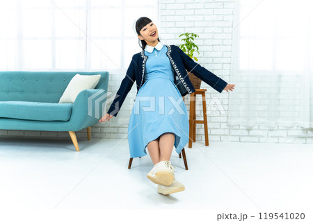 昭和レトロファッションの女性 昭和レトロファッションの女性 119541020