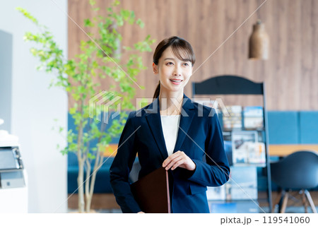 受付で働くコンサルタントの女性 119541060