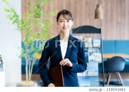 受付で働くコンサルタントの女性 119541061