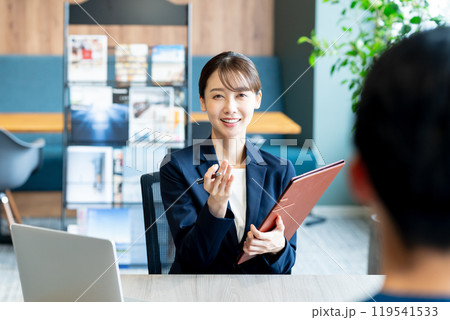 受付のコンサルタントの女性 119541533