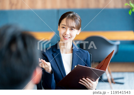 受付のコンサルタントの女性 119541543