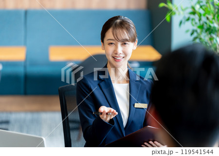 受付のコンサルタントの女性 119541544