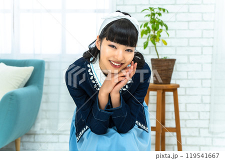 昭和レトロファッションの女性 119541667