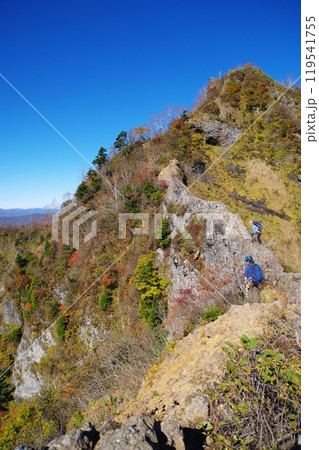 紅葉の戸隠山蟻の戸渡りを歩く登山者 紅葉の戸隠山蟻の戸渡りを歩く登山者 119541755