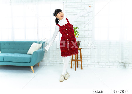 昭和レトロファッションの女性 昭和レトロファッションの女性 119542055