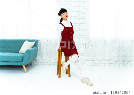 昭和レトロファッションの女性 昭和レトロファッションの女性 119542064