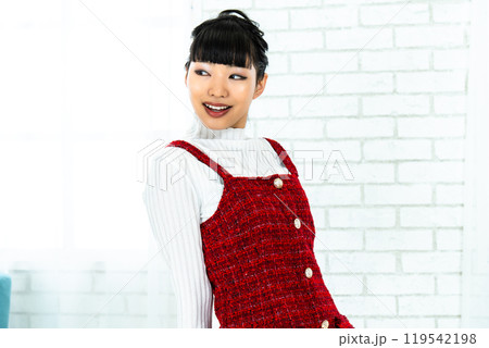 昭和レトロファッションの女性 昭和レトロファッションの女性 119542198