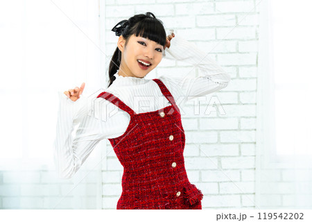 昭和レトロファッションの女性 119542202