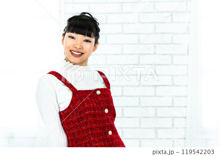 昭和レトロファッションの女性 119542203