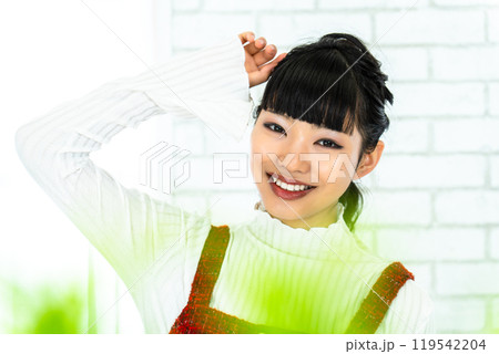 昭和レトロファッションの女性 119542204