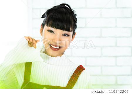 昭和レトロファッションの女性 119542205