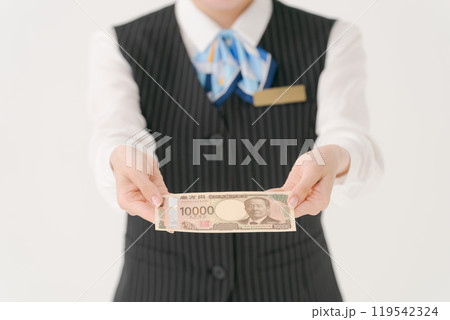 お札を持つ女性のボディパーツ 119542324