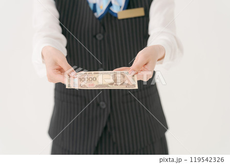 お札を持つ女性のボディパーツ 119542326