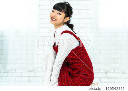 昭和レトロファッションの女性 119542363