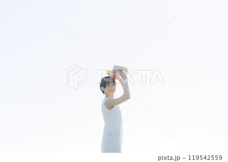 丘に立つ若い女性 丘に立つ若い女性 119542559