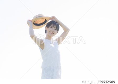 丘に立つ若い女性 119542569