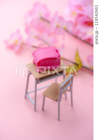 桜の花が彩るミニチュア学習机とランドセルの春風景 桜の花が彩るミニチュア学習机とランドセルの春風景 119542681