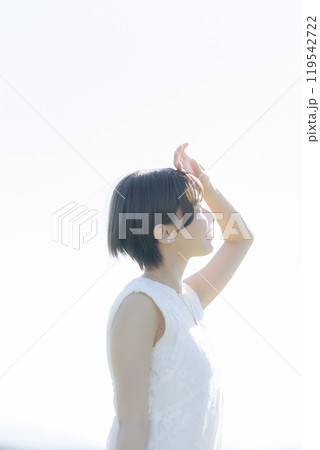 空バックの若い女性 空バックの若い女性 119542722