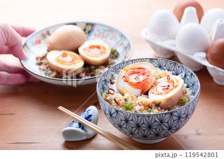 熱々のご飯にのせた麻薬たまご 119542801