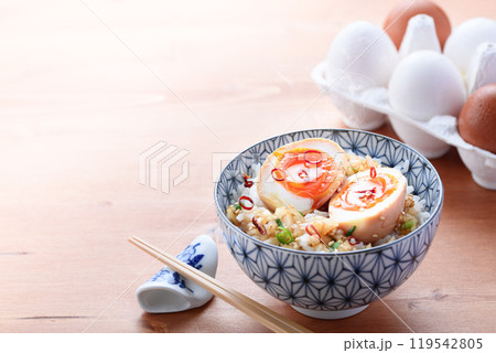熱々のご飯にのせた麻薬たまご 熱々のご飯にのせた麻薬たまご 119542805