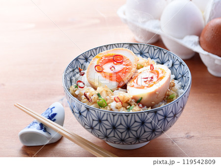熱々のご飯にのせた麻薬たまご 熱々のご飯にのせた麻薬たまご 119542809