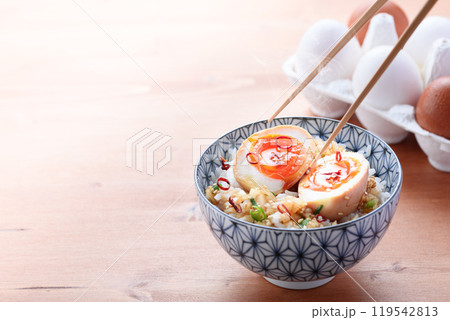 熱々のご飯にのせた麻薬たまご 熱々のご飯にのせた麻薬たまご 119542813