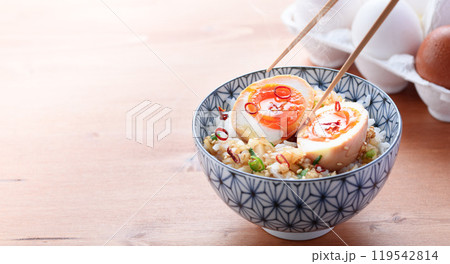 熱々のご飯にのせた麻薬たまご 119542814