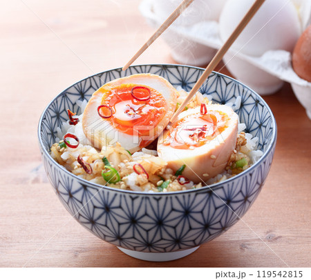 熱々のご飯にのせた麻薬たまご 熱々のご飯にのせた麻薬たまご 119542815