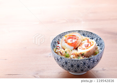 熱々のご飯にのせた麻薬たまご 119542816