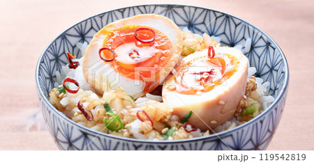熱々のご飯にのせた麻薬たまご 熱々のご飯にのせた麻薬たまご 119542819