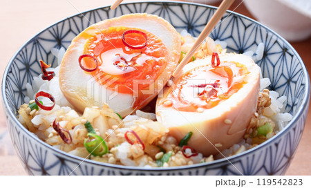 熱々のご飯にのせた麻薬たまご 119542823