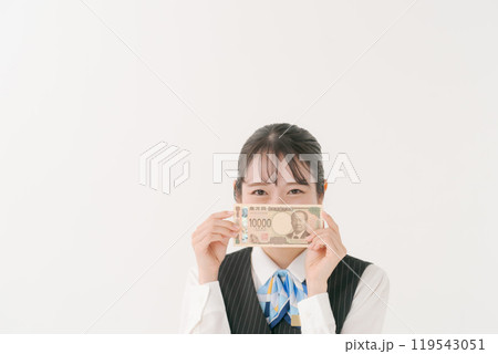 お金で顔を隠す制服の女性 119543051