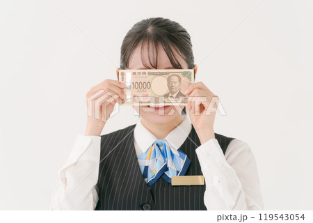 お金で顔を隠す制服の女性 119543054