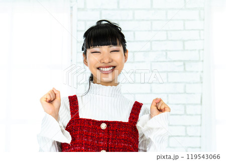 やったーと喜ぶ女性 119543066
