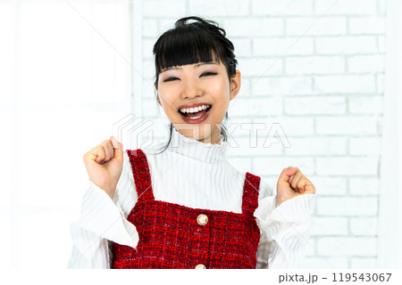 やったーと喜ぶ女性 119543067